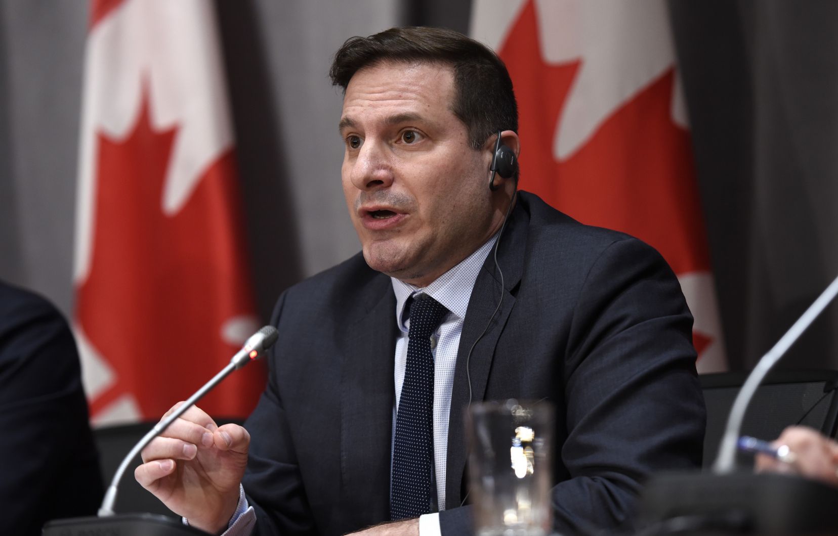 Le Canada accordera la résidence permanente à 90.000 travailleurs ...